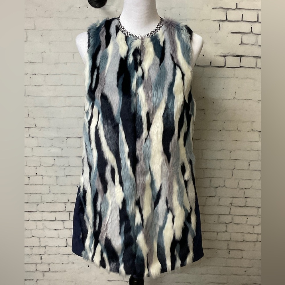 T Tahari Faux Fur Blue White Long Vest Hook Front Jacket Warm Sz SP EUC H1